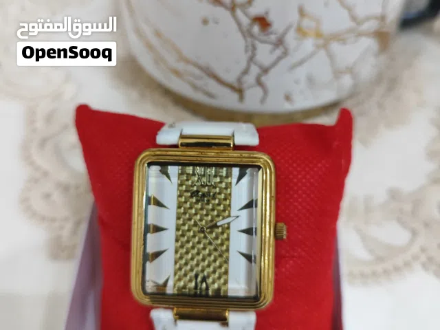 ساعه سويسري باله لون ابيض وذهبي اصلي مختم مكينه براغي ساعه جميله جدا فقط تحتاج تنظيف لأن متروكه