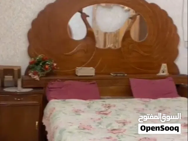 غرفه نوم ام سته طابقين تشيل هواي اغراض وملابس الغرفه طابقين عيبه بس الجامه مكسوره وتصير تصلح ام سته