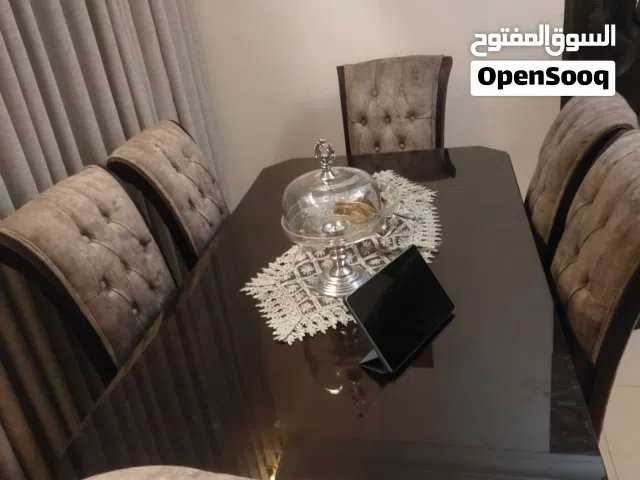 غرفة سفرة بحالة الجديد تفصيل كراسي مخمل للبيع بداعي السفر