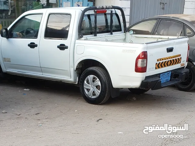 للبيع سيارة إيسوزو دماكس غمارتين بترول موديل 2006