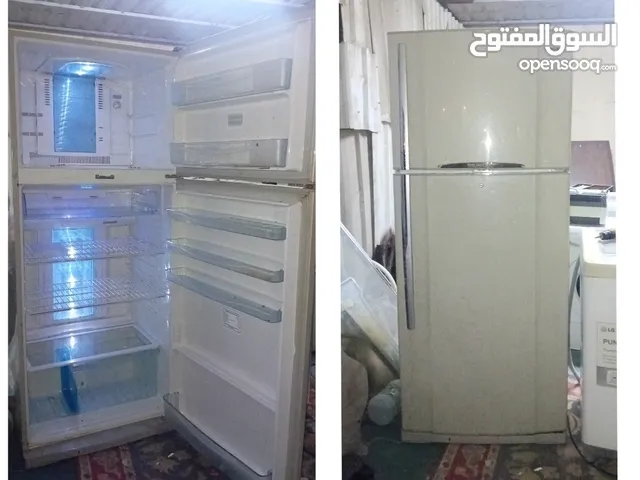 يوجد ثلاجات وغسالات وجفافات ومكيفات سبليت وطاول طعام ومايكرويف وابواب وغيرها