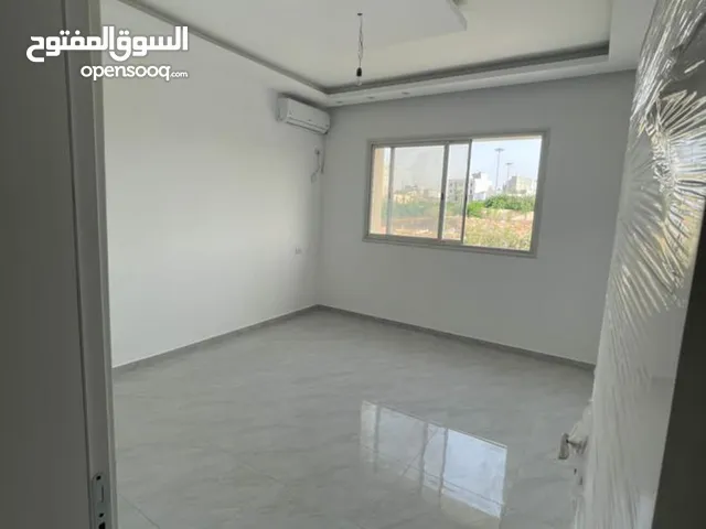 شقة تجارية بتشطيب ممتاز وحديثة في النوفليين شارع الشيخ مناسبة للانشطة الخدمية مثل مكاتب شركات