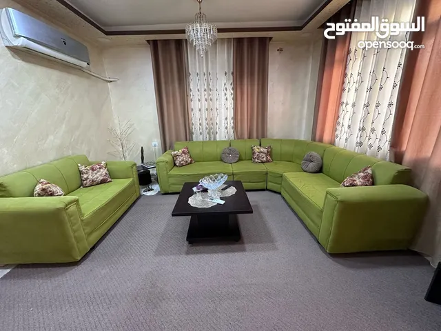 طقم كورنر والستائر وطاولة الوسط