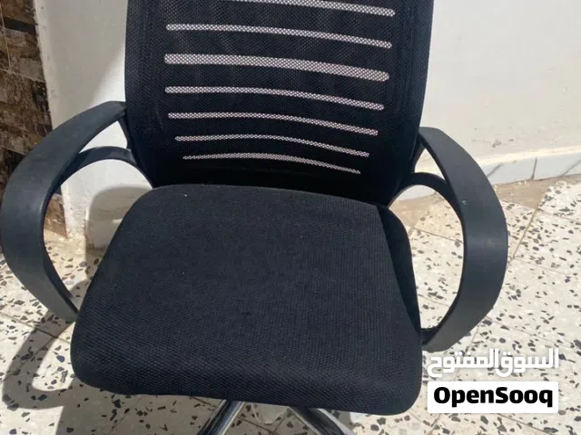 كرسي مكتبي نظيف ولاعيب