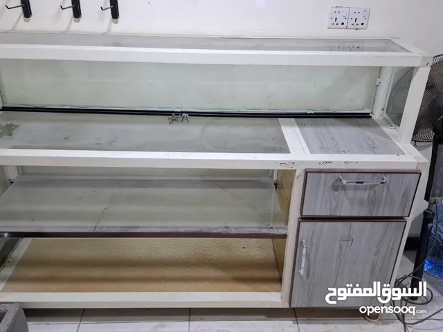ميز عرض الأغراض وسلع