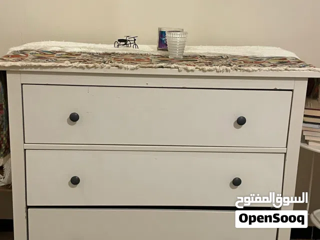 دولاب ايكيا شبه جديد الدرجين الاخير فقط يشتي له تصليح خفيف