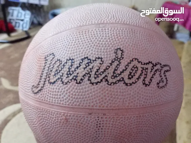 كرة سله للبيع نوع ممتاز وكبيره شغاله 100% ملحوظه انه بالصور ما كانت منفوخه بس رح انفخها وما بتنفس