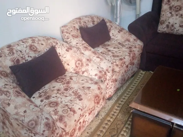 طقم كنب بحالة ممتازة وخشب ممتاز للبيع