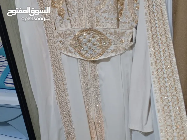 بس ب25 بس اليوم  عندي هاد القفطان بلبس من 60ـ90 ملبوس ساعه بس بجنن عاللبس وفخم شريتو ب100 بدي ابيعو