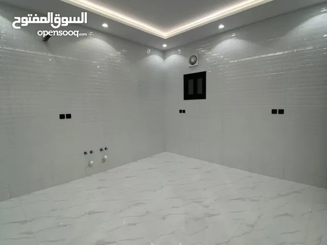 شقة للايجار السنوي في مكة المكرمة حي الشوقية تتألف من خمس غرف نوم وصاله وثلاث دورات مياه