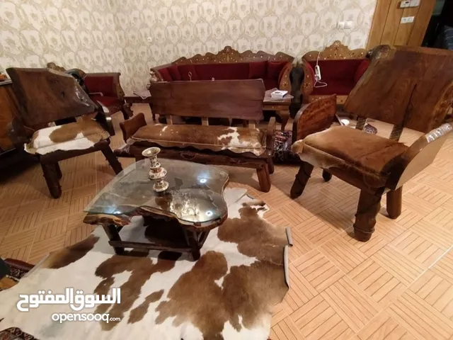 أثاث بتصميم غابة ريفية مع جلد البقر