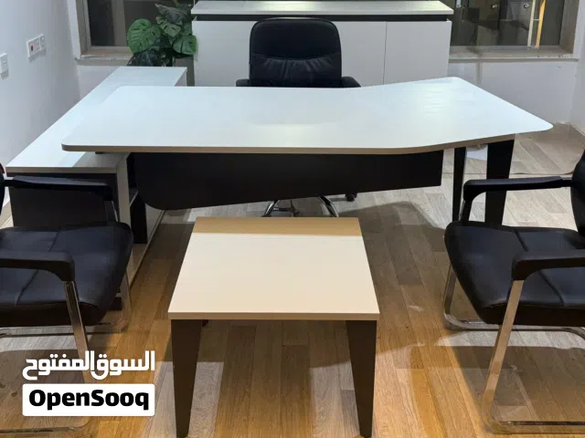 مكتب اداري حديث شبه جديد مع كمالياته للبيع
