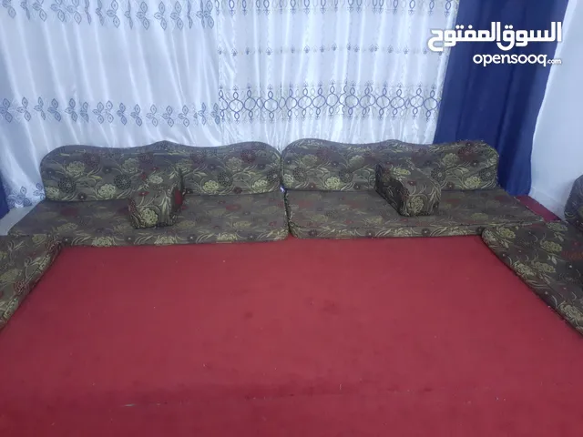 بسم الله مجلس عربي للبيع ويوجد أغراض متفرقه