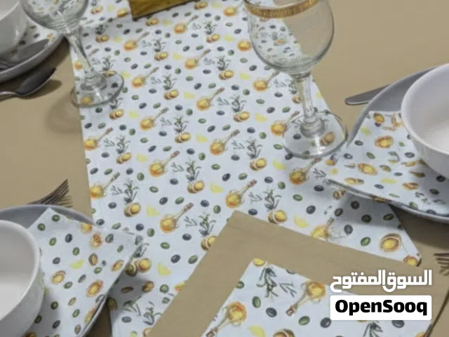 مفرش طاولة 4 اشخاص وشومان دو طابل و 4مناديل بقماش انتي طاش تركي مضاد للبقع والماء جودة عالية.