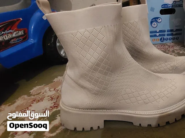 البوط لونه اوف وايت  تحفه في اللبس ومريح وشيك جدا  مقاس 41 لبسه واحده فقط