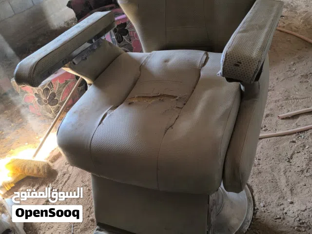 ثلاث صالونات حلاقه محتاجين  شوي صيانه بس بحاله كويسه