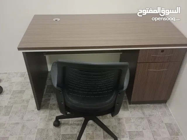 للبيع طاولة مع الكرسي نظيف جدا