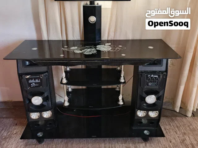 طاوله تلفاز زجاج سكريت مع رفين ما سماعتين دي جي في حاله جيده