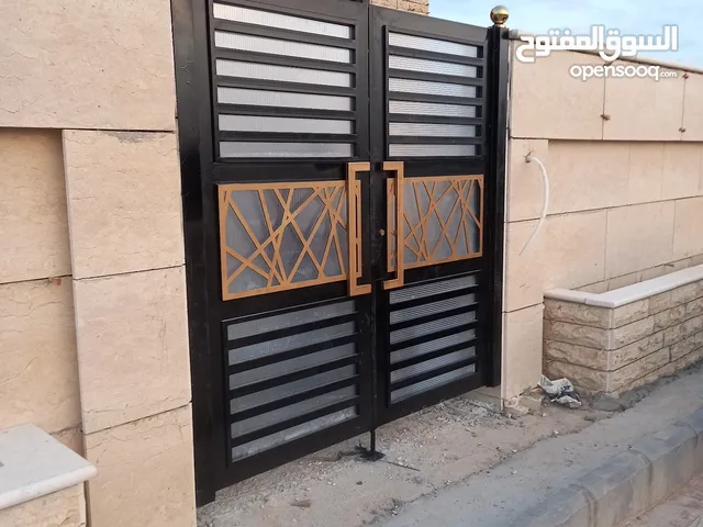 حداد جميع أعمال الحداده أبواب وحمايات ودرابزين ومضلات بكل الاشكال الهندسيه وحداد متنقل افضل الأسعار