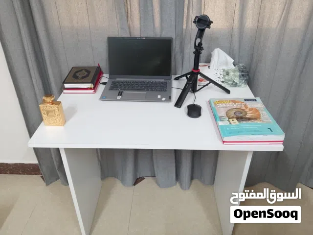 طاولة مكتبية للدراسة والالعاب جيمنغ بحالة ممتازة شبه جديدة