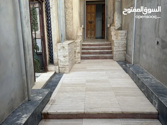فيلا لإيجار السراج خلف سوق العربان تصلح ان تكون مقر شركة