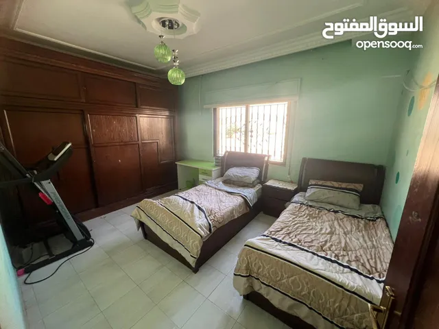 غرفة نوم شبابية للبيع خشب لاتيه بحالة جيدة
