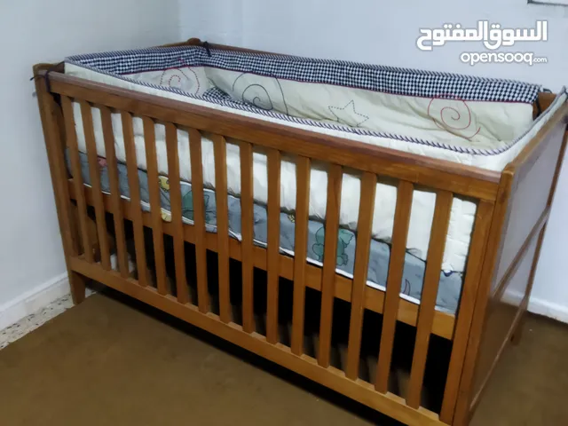 سرير اطفال ماركة  Mothercare  صناعة بريطانيه    أبعاده  140 *70*88