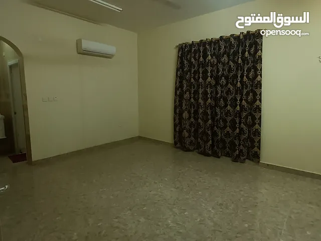 1-غرفة بمدخل خاص (مجلس ) للشباب في الخوض السابعه خلف مركز الصحي