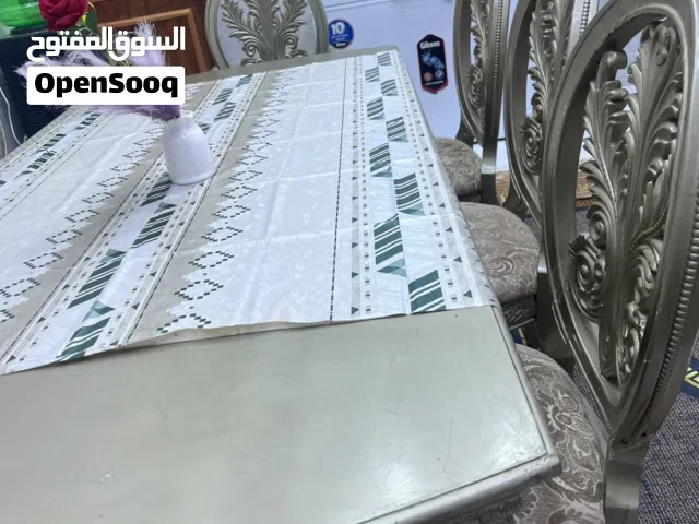 طاولة طعام نظيفة وقوية