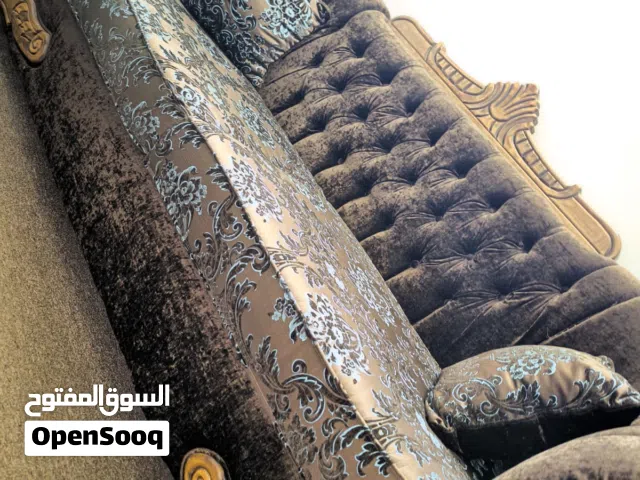 طقم كنب تركي كلاسيك محفور 7 مقاعد – قماش شانيل وجاكار – حالة ممتازة