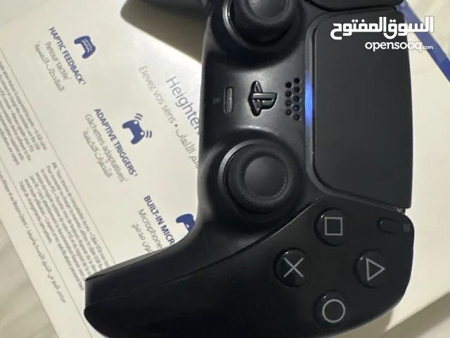 جهاز بلايستيشن 5 للبيع اللون اسود نظيفة وصاحيه وما فيها شيء وتشتغل فل الفل