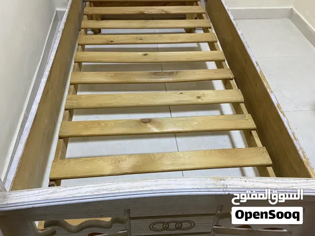 تخت مفرد ونص قياس 220 *150 خشب زان بحالة ممتازه ثقيل جدًا مع القفص