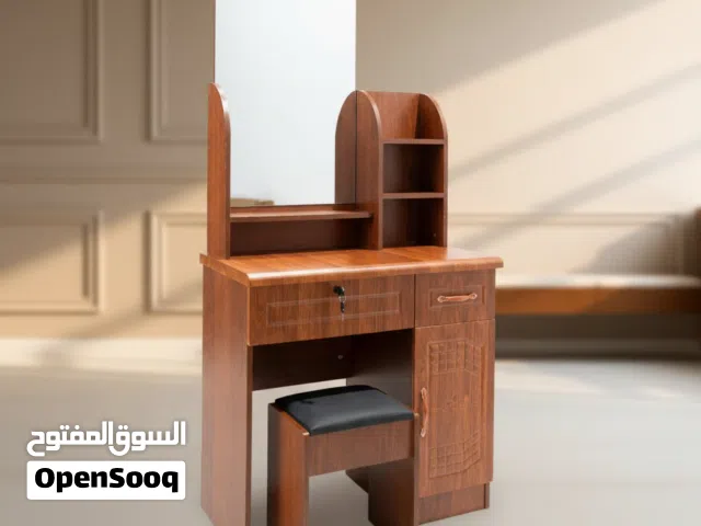 طاولة زينة أنيقة بمرآة ورفوف تخزين لون كرزي