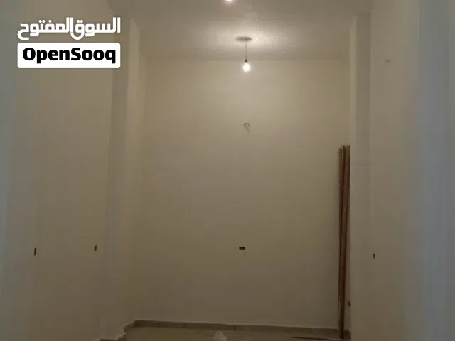 محل تجاري للايجار  بحلوان بموقع متميز منطقة ذات كثافة سكانية