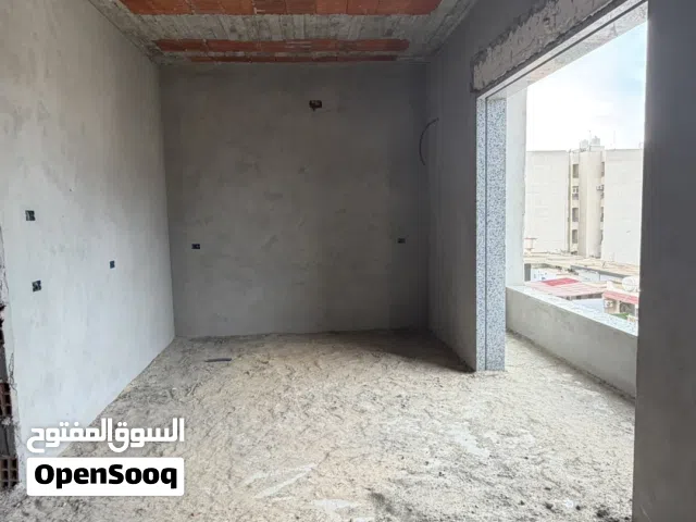 شقة نص تشطيب بلقرب من صيدلية سيف
