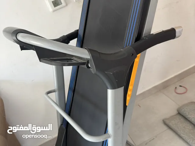 جهاز رياضي للمشي والركض يعمل بالكهرباء