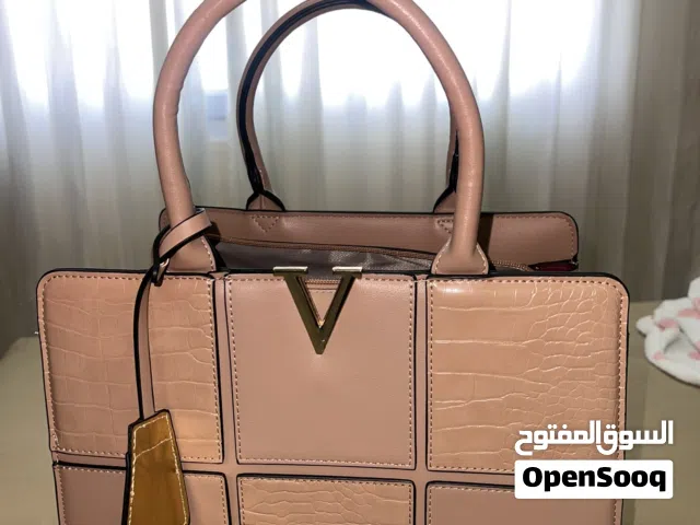 شنطة يد بتصميم فاخر مستوحى من أسلوب Valentino، بلون نود أنثوي راقي ترندي