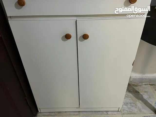 خزانة كنادر لو ابيض بحالة جيدة جدا بسعر 30