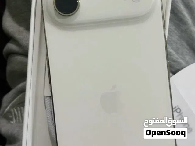 ايفون 17 اير مستعمل بحالة ممتازة بسعة 256 جيجابايت لون لؤلؤي مع الكرتونة والشاحن