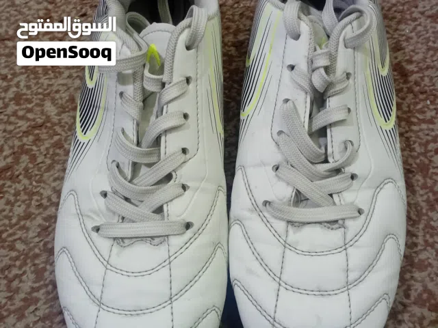 سكيت بورد وحذاء رياضي وحصالة إلكترونية للبيع او للبدل على بسكليت