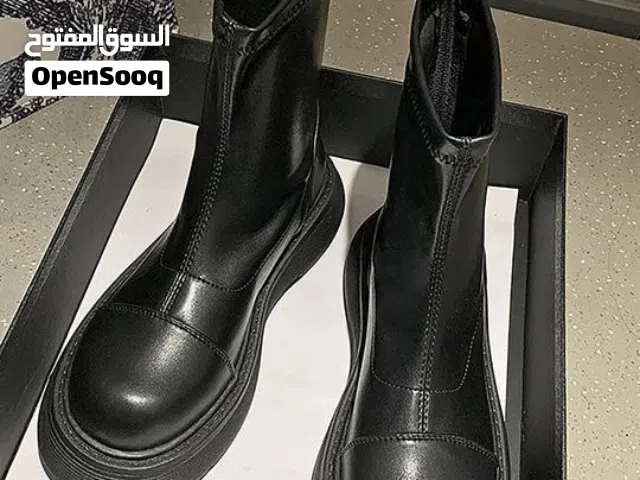 Black boots, never been used, shoe size is 40 and the boots are for men and women it doesn’t matter.