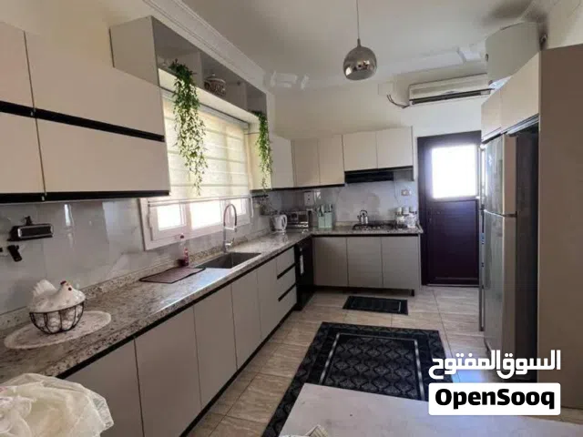 شقة مفروشة للإيجار . 3500 الموقع: راس حسن الدور الثاني . مطلوب اجانب