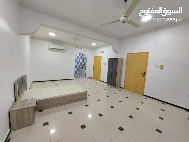 غرفة واسعة بالدور الأرضي مع مطبخ تحضيري خاص بالغرفة بالقرب من مستشفى السلطاني