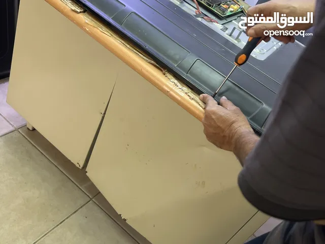 فني هندي لتصليح وصيانة جميع التلفزيونات والشاشات