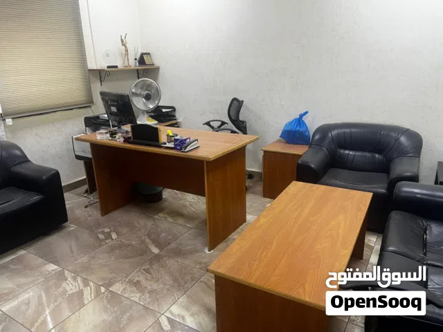 اثاث مكتب بحالة جيدة