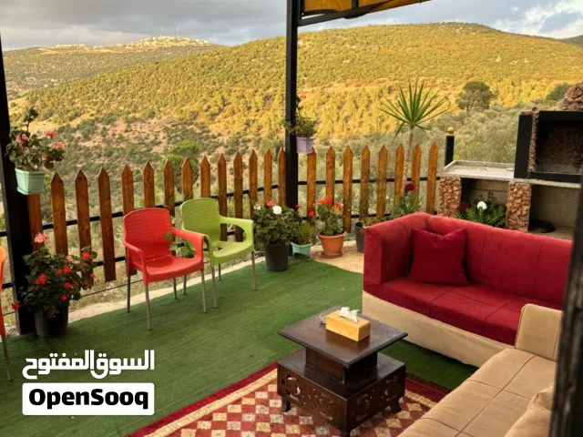 كوخ خشبي غرفة نوم وصالون وحمام ومطبخ وثلاجه ومكيف وغاز كهرباء مع ساحه خارجيه ومشوى يتسع ل أربعة أشخا