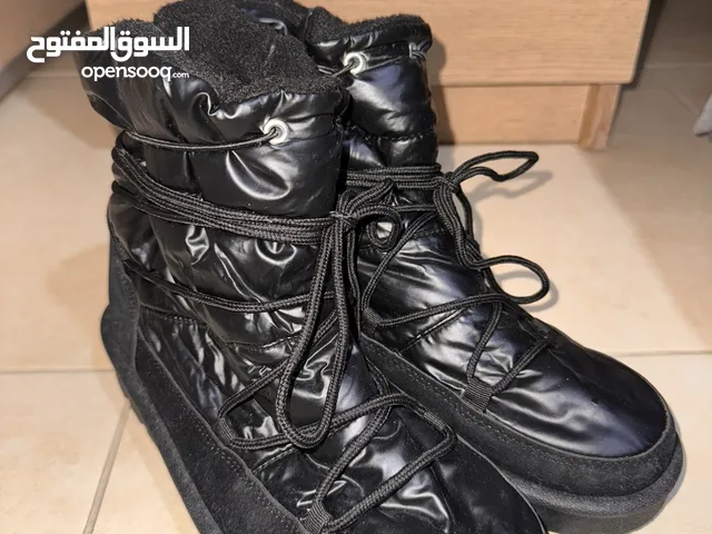 بشبه ال uggs لون اسود جديد مناسب للشتاء و الثلج مريح و بدفي كتير مقاس 38 بلبس 39 كمان