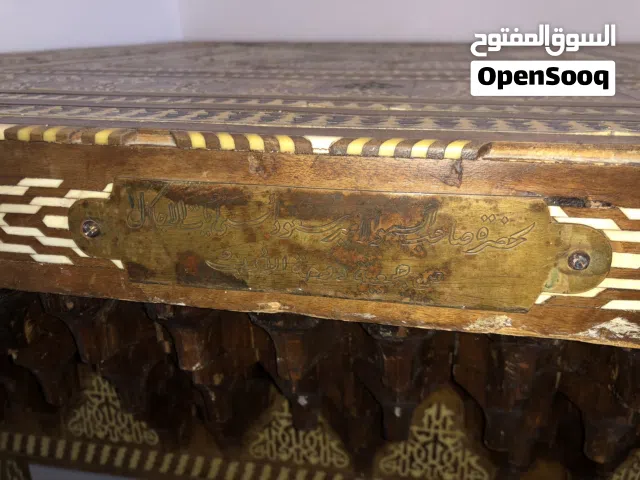 طاولة تراثية مطعمة يدويًا اهداء لصاحب السمو الامير سعود ( قطعة نادرة )