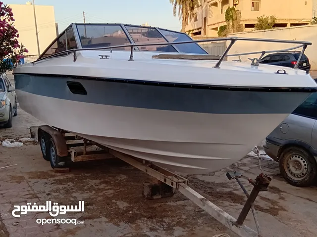 يخت سته متر ونصف أمريكي الصنع العرض 2متر و30 مع كريلو اربع قومات مجلفن . بنسبه لسعر مزال معطونيش في