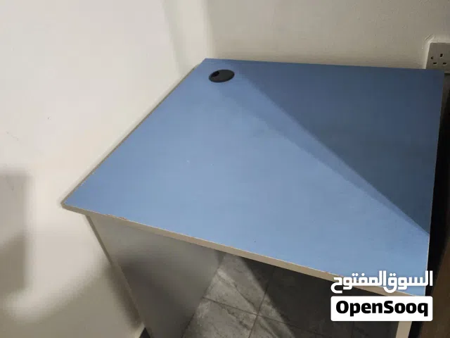 طاولة مع كرسي